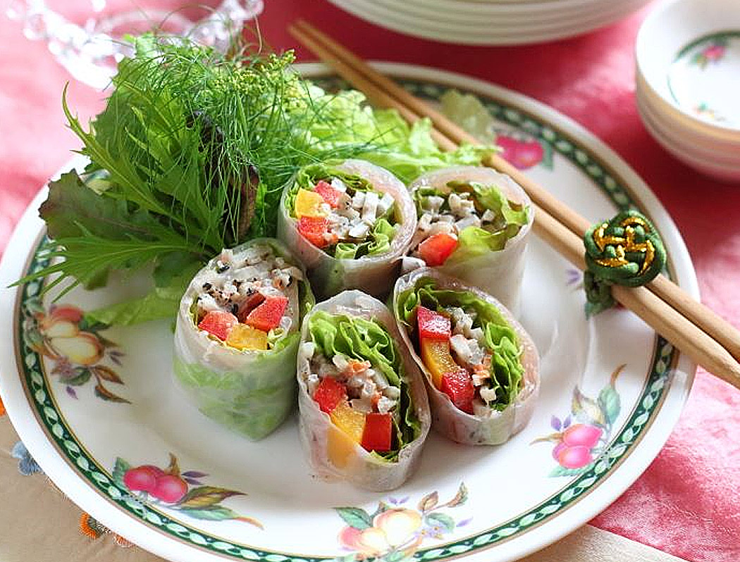 生ハムと黒ごま根菜サラダの生春巻き