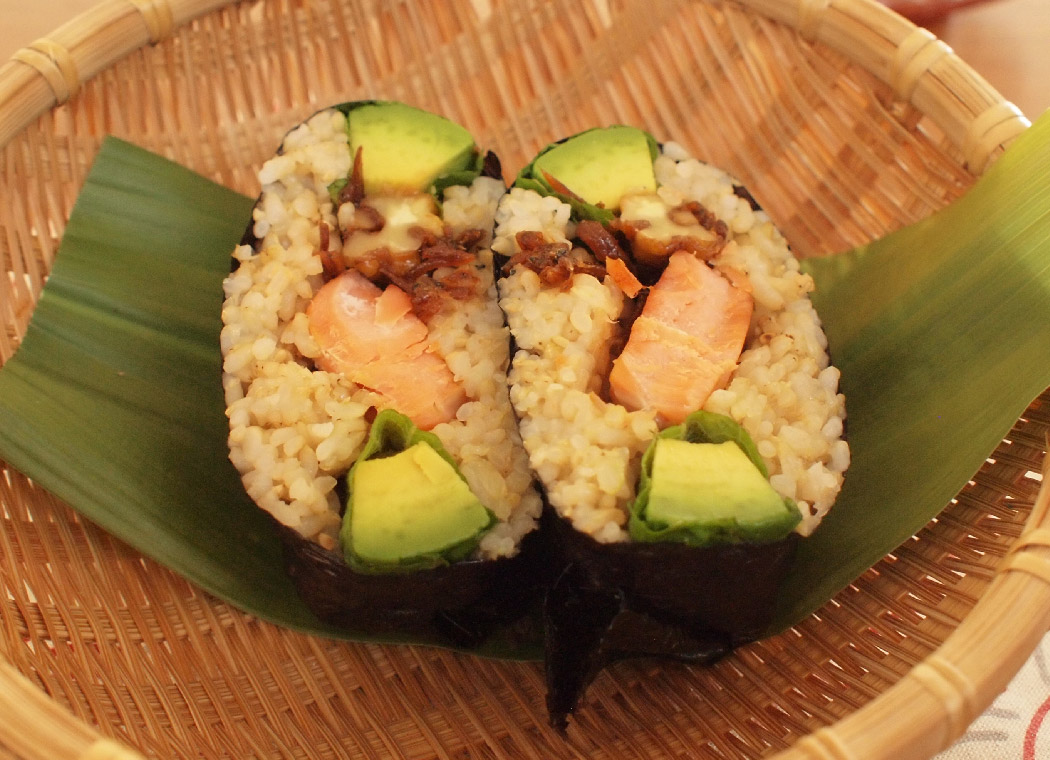 アンチエイジングおにぎらず おすすめアレンジレシピ お豆を中心としたつくだ煮 お惣菜とおせち おいしいかんどうずっといつまでも カネハツ食品株式会社