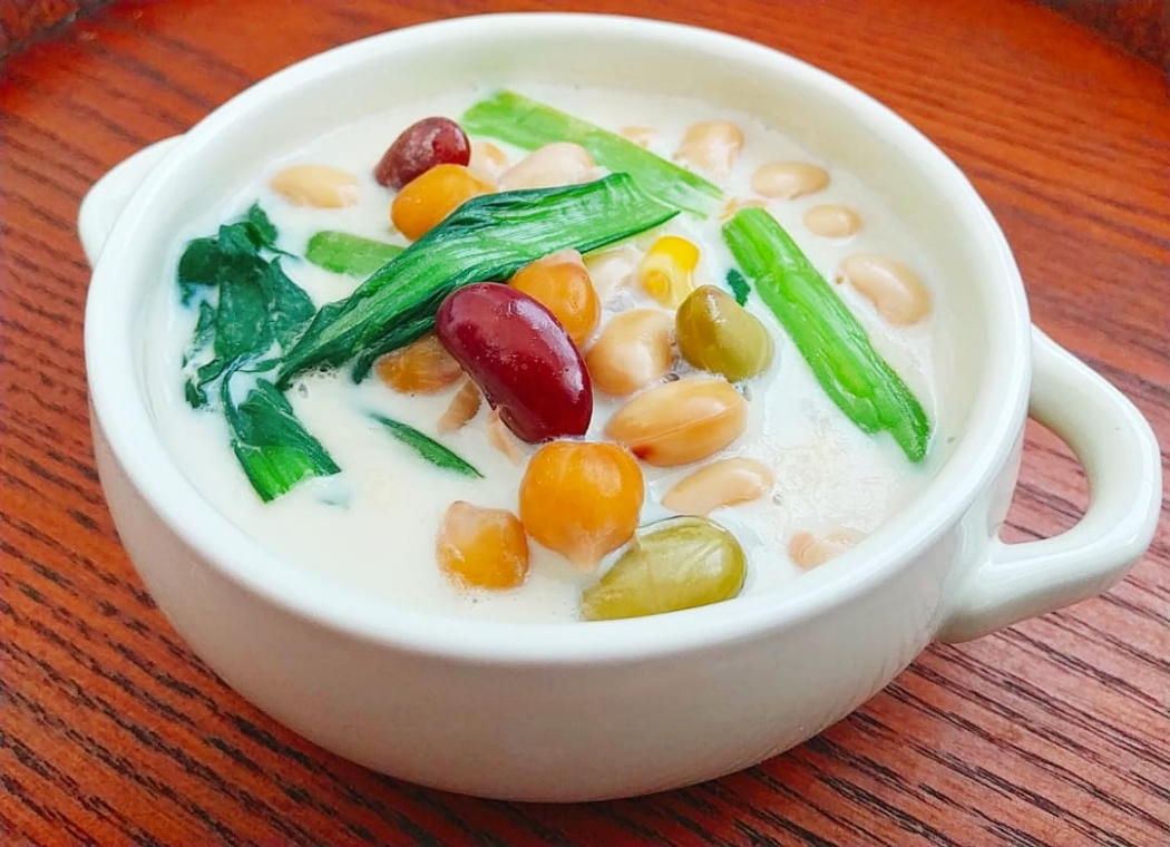 彩り豆と小松菜の豆乳スープ