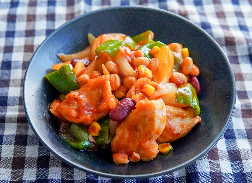 鶏肉と豆コーンのケチャップ炒め