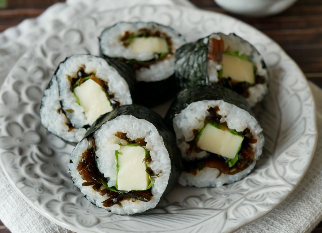 つぼ漬昆布とチーズの海苔巻き