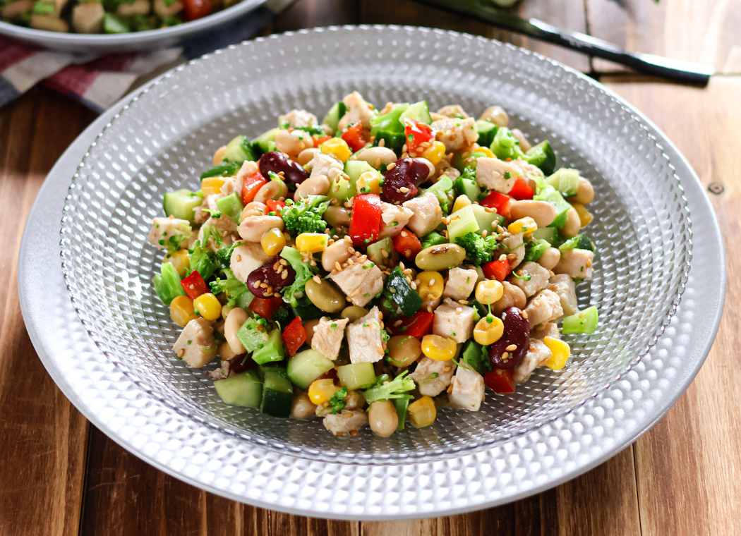 火を使わずヘルシーサラダ】レンチン蒸し鶏のチョップドサラダ | おすすめアレンジレシピ | お豆を中心としたつくだ煮・お惣菜とおせち |  おいしいかんどうずっといつまでも カネハツ食品株式会社