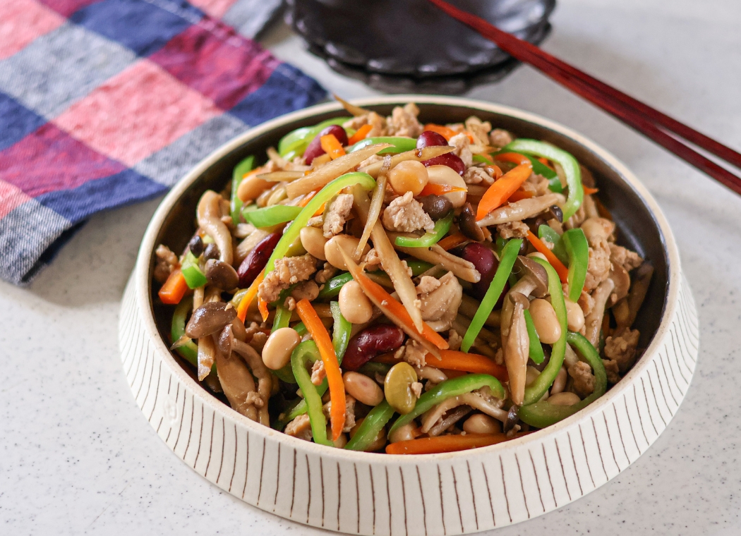 フライパン1つで炒めるだけ！鶏ひき肉と豆の野菜たっぷり炒め
